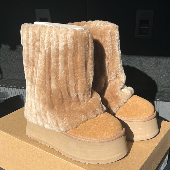 UGG Classic Short Sherpa Corduroy Platform Boot NIB 6US CHURRO UGGS in CHESTNUT - Picture 1 of 7